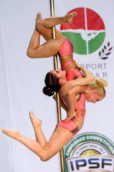 27일(현지시간) 헝가리 부다페스트에서 열린 ‘헝가리 폴 스포츠 챔피언십’에서 제니퍼 카스크와 릴리 티파니 마르코비니가 엘리트 복식 부문에 출전하고 있다. 신화 연합뉴스