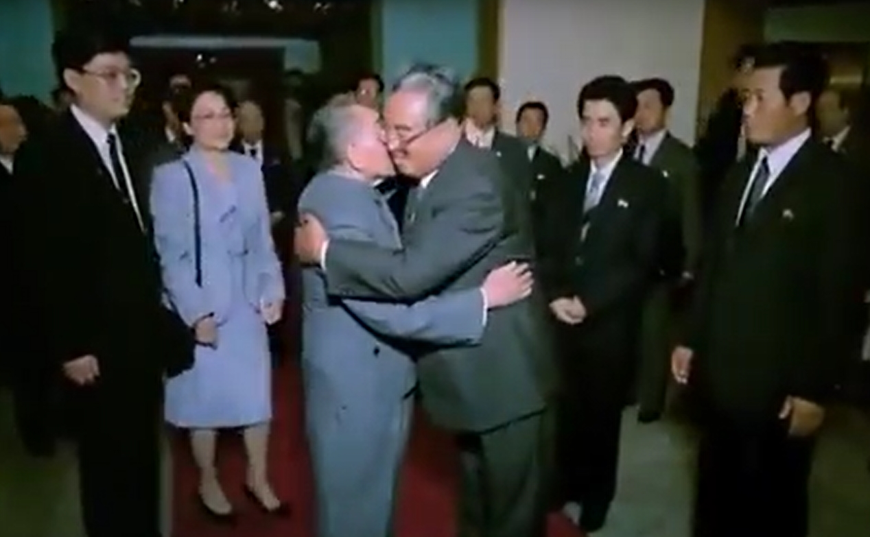 김일성(오른쪽) 전 북한 국가주석과 덩샤오핑 전 중국 국가주석이 1989년 11월 중국 베이징에서 만나 헤어지면서 양볼을 맞대는 ‘형제의 키스’를 나누고 있다. 조선중앙TV 유튜브 캡처