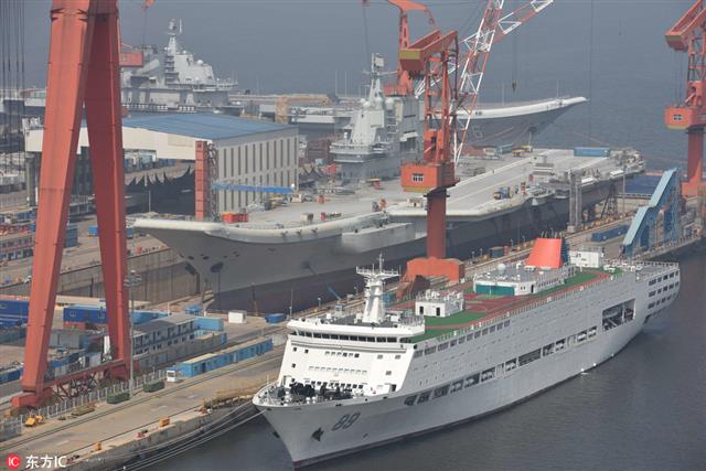중국의 첫 국산 제조 항모 001A함 뒤로 랴오닝함이 정박해 있다. 출처 관찰자망