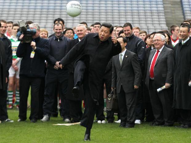 시진핑 주석이 2012년 아일랜드를 방문했을 때 더블린의 크로크파크 경기장에서 축구공을 차고 있다. 홍콩 사우스차이나모닝포스트