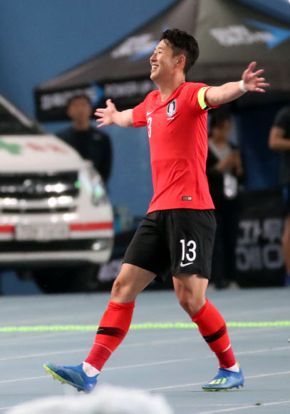 손흥민, 선취골에 활짝 핀 웃음