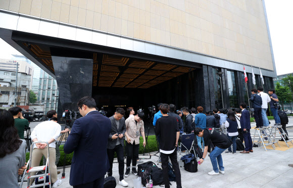 취재진으로 붐비는 호텔