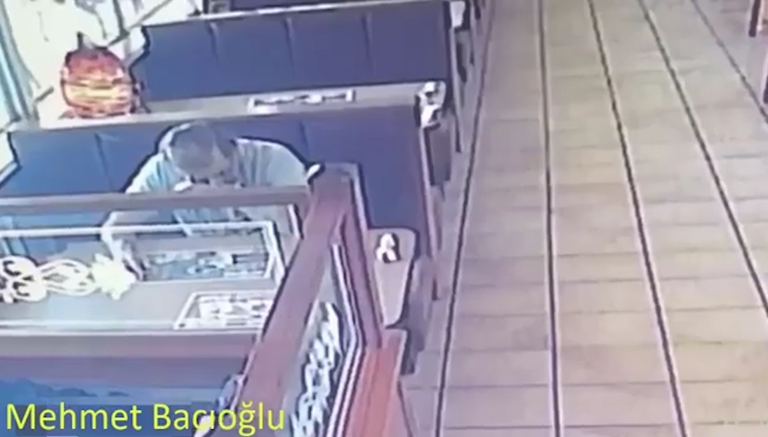 식당 종업원 엉덩이를 손으로 친 성추행범의 모습(유튜브 영상 캡처)