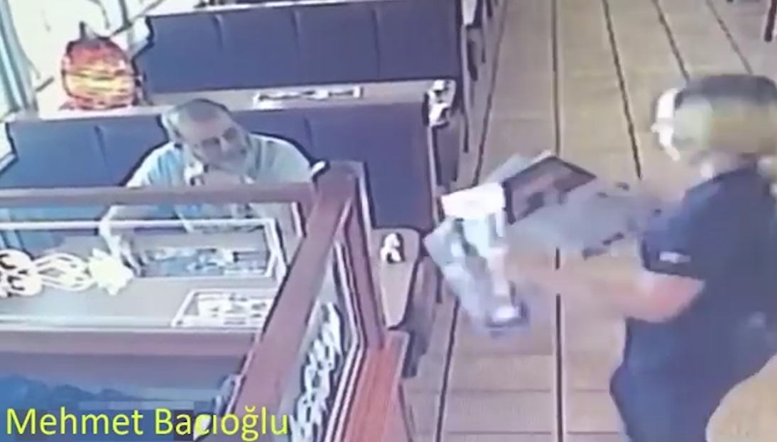 식당 종업원 엉덩이를 손으로 친 성추행범의 모습(유튜브 영상 캡처)