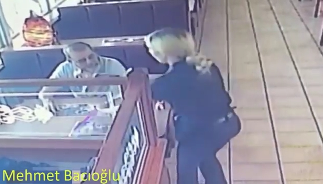 식당 종업원 엉덩이를 손으로 친 성추행범의 모습(유튜브 영상 캡처)