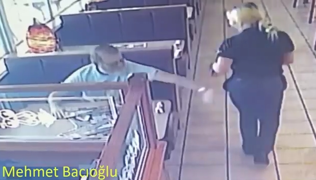 식당 종업원 엉덩이를 손으로 친 성추행범의 모습(유튜브 영상 캡처)