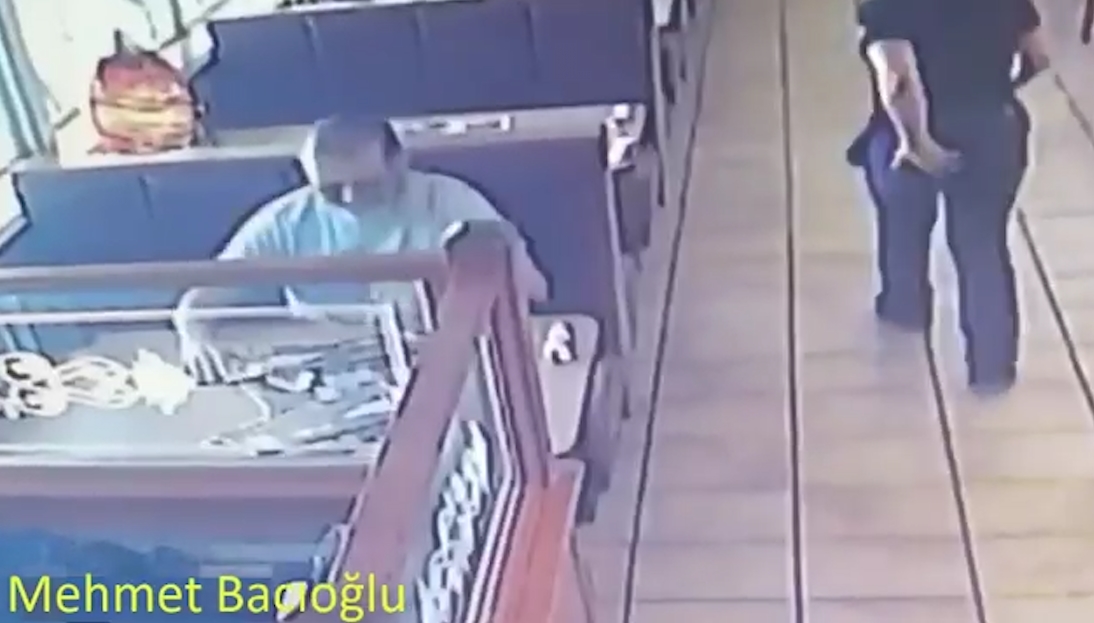 식당 종업원 엉덩이를 손으로 친 성추행범의 모습(유튜브 영상 캡처)