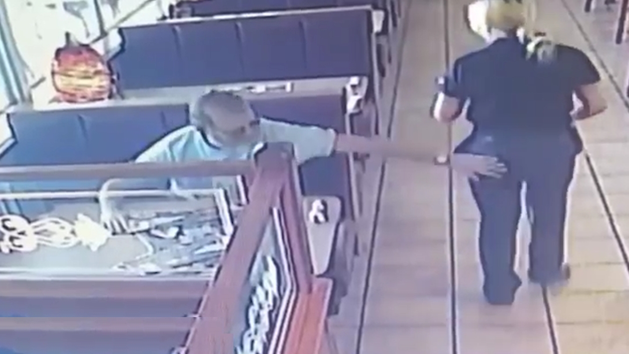 식당 종업원 엉덩이를 손으로 친 성추행범의 모습(유튜브 영상 캡처)