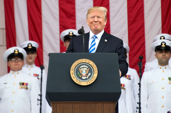 도널드 트럼프 미국 대통령이 28일(현지시간) 워싱턴DC 인근 버지니아주 알링턴 국립묘지에서 열린 메모리얼 데이 기념식에 참석했다. AFP 연합뉴스