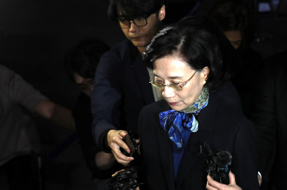 조사 마치고 귀가하는 이명희 이사장