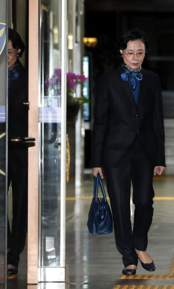 경찰청 나서는 이명희 이사장