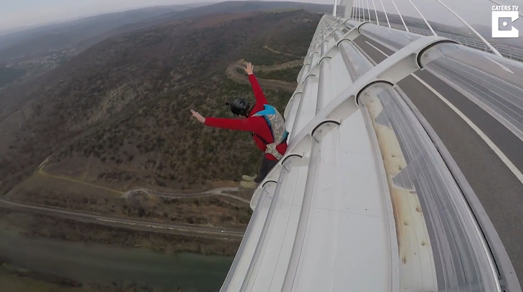 수 백미터 다리 높이에서 직접 체험하는 듯한 1인칭 시점 낙하 모습(유튜브 영상 캡처)