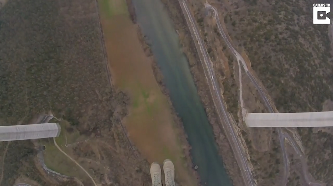 수 백미터 다리 높이에서 직접 체험하는 듯한 1인칭 시점 낙하 모습(유튜브 영상 캡처)
