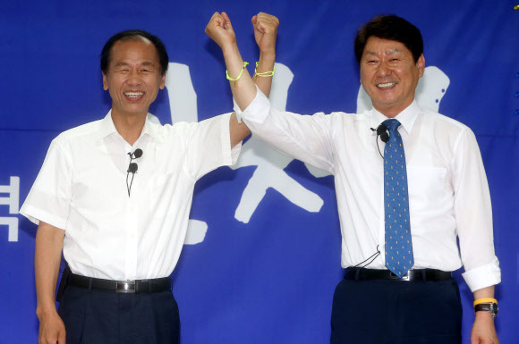 최문순 강원도지사 후보?심기준 도당위원장 ‘크로스’