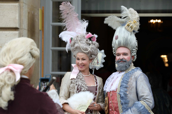 28일(현지시간) 프랑스 파리의 베르사유 궁전에서 열린  ‘페트 갈랑트(fetes galantes)’에 참석한 사람들이 화려한 드레스를 입고 궁전을 누비고 있다. ‘페트 갈랑트’는 베르사유 궁전 거울의 방에서 당시의 가장무도회를 직접 체험해 볼 수 있는 이벤트다.  AFP 연합뉴스