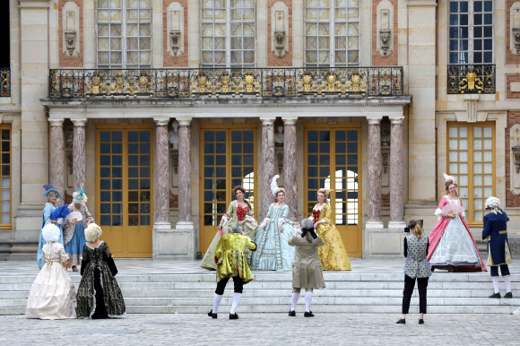 28일(현지시간) 프랑스 파리의 베르사유 궁전에서 열린  ‘페트 갈랑트(fetes galantes)’에 참석한 사람들이 화려한 드레스를 입고 궁전을 누비고 있다. ‘페트 갈랑트’는 베르사유 궁전 거울의 방에서 당시의 가장무도회를 직접 체험해 볼 수 있는 이벤트다.  AFP 연합뉴스