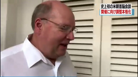 북한과 정상회담 의전 현안을 논의 중인 미국 대표단의 조 헤이긴 백악관 부비서실장이 29일 싱가포르의 한 호텔에 들어가는 모습. NHK 제공