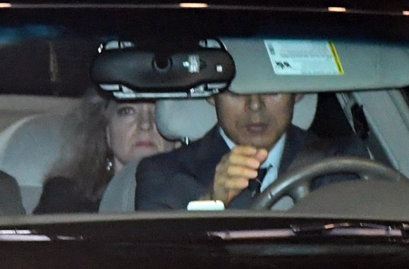 앨리슨 후커 백악관 국가안보회의(NSC) 한반도 보좌관이 30일 서울 종로구 포시즌스호텔을 나서고 있다. 2018. 5. 30. 박윤슬 기자 seul@seoul.co.kr