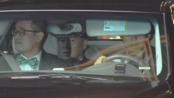 6?12 북미정상회담 의제조율을 위한 실무회담 미국 측 대표단의 성김 주필리핀 미국대사가 30일 서울 종로구 포시즌스 호텔을 나서고 있다. 2018. 5. 30. 박윤슬 기자 seul@seoul.co.kr