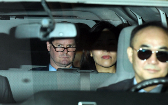 랜달 슈라이버 국방부 아시아?태평양 담당 차관보가 30일 서울 종로구 포시즌스호텔을 나서고 있다. 2018. 5. 30. 박윤슬 기자 seul@seoul.co.kr