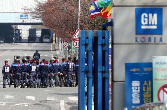 지난 4월 인천시 부평구 한국GM 부평공장에서 조합원들이 출근 선전전을 펼치는 모습. 서울신문 DB