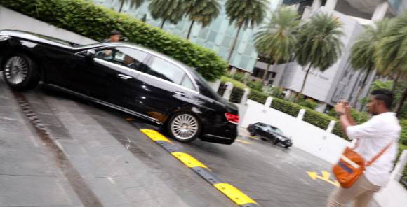 취재진 따돌리는 김창선 차량