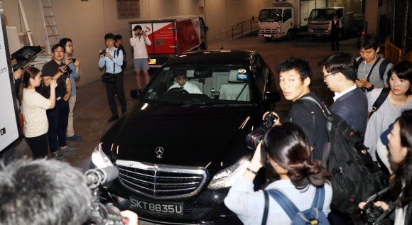 김창선 차량 둘러싼 취재진