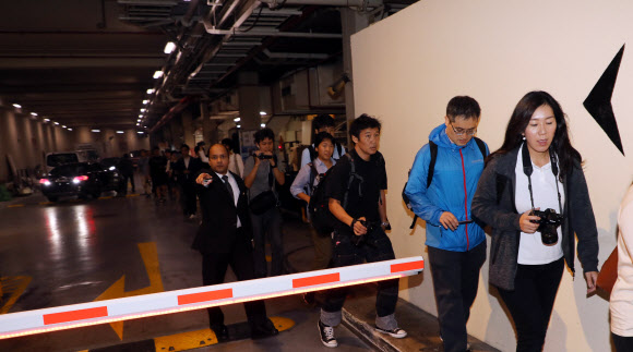 쫓겨나는 기자들