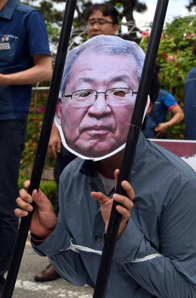 전국공무원노조 법원본부 소속 노조원들이 30일 서울 서초구 서울중앙지검 앞에서 양승태 전 대법원장 시절 법원행정처가 재판을 협상 카드로 사용한 정황이 나온 것과 관련해 양 전 대법원장과 관련자들을 검찰에 형사고발하는 기자회견을 열고 퍼포먼스를 하고 있다. 2018. 5. 30. 박윤슬 기자 seul@seoul.co.kr