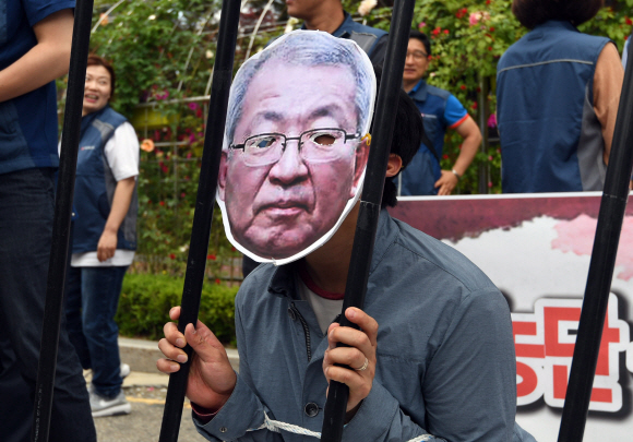 전국공무원노조 법원본부 소속 노조원들이 30일 서울 서초구 서울중앙지검 앞에서 양승태 전 대법원장 시절 법원행정처가 재판을 협상 카드로 사용한 정황이 나온 것과 관련해 양 전 대법원장과 관련자들을 검찰에 형사고발하는 기자회견을 열고 퍼포먼스를 하고 있다. 2018. 5. 30. 박윤슬 기자 seul@seoul.co.kr