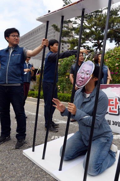 전국공무원노조 법원본부 소속 노조원들이 30일 서울 서초구 서울중앙지검 앞에서 양승태 전 대법원장 시절 법원행정처가 재판을 협상 카드로 사용한 정황이 나온 것과 관련해 양 전 대법원장과 관련자들을 검찰에 형사고발하는 기자회견을 열고 퍼포먼스를 하고 있다. 2018. 5. 30. 박윤슬 기자 seul@seoul.co.kr
