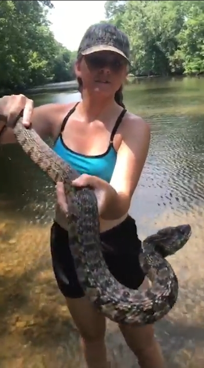 미국 아칸소(Arkansas)주 벤턴(Benton) 지역 설린(Saline)강에서 다이아몬드백(Diamondback) 물뱀 한마리를 잡고 있는 여성 모습(유튜브 영상 캡처)