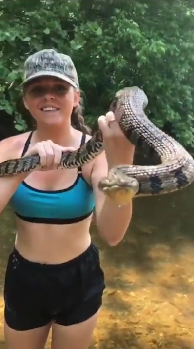 미국 아칸소(Arkansas)주 벤턴(Benton) 지역 설린(Saline)강에서 다이아몬드백(Diamondback) 물뱀 한마리를 잡고 있는 여성 모습(유튜브 영상 캡처)