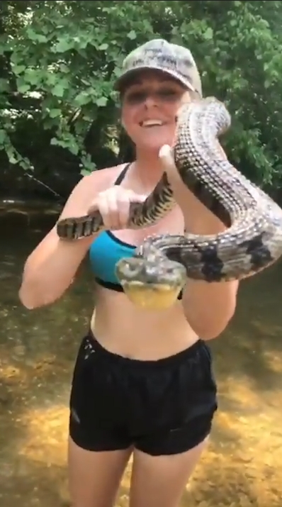 미국 아칸소(Arkansas)주 벤턴(Benton) 지역 설린(Saline)강에서 다이아몬드백(Diamondback) 물뱀 한마리를 잡고 있는 여성 모습(유튜브 영상 캡처)