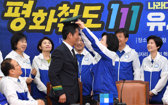 30일 오전 국회에서 열린 더불어민주당 평화철도111 유세단 출정식에서 추미애대표가 정청래 중앙역장에게 역장모자를 씌워주며 격려하고 있다. 2018.5.30 김명국선임기자 daunso@seoul.co.kr