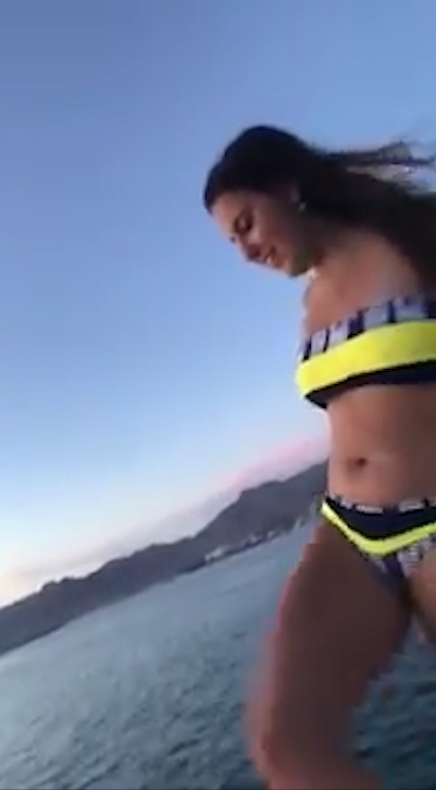 요트 위에서 미끌어져 바다에 빠질 뻔 했던 비키니 입은 여성 모습(유튜브 영상 캡처)