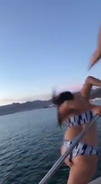 요트 위에서 미끌어져 바다에 빠질 뻔 했던 비키니 입은 여성 모습(유튜브 영상 캡처)