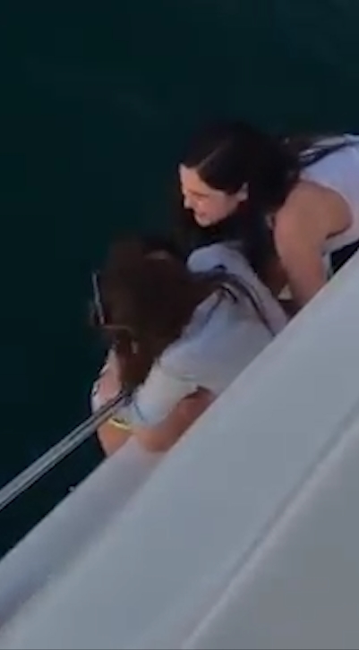 요트 위에서 미끌어져 바다에 빠질 뻔 했던 비키니 입은 여성 모습(유튜브 영상 캡처)