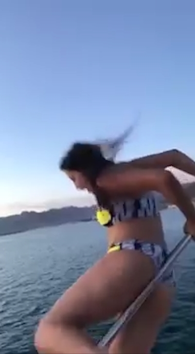 요트 위에서 미끌어져 바다에 빠질 뻔 했던 비키니 입은 여성 모습(유튜브 영상 캡처)
