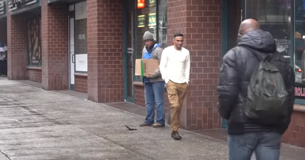 5천 달러가 든 지갑을 주워 주인에게 돌려준 노숙자. Waqas shah 유튜브.