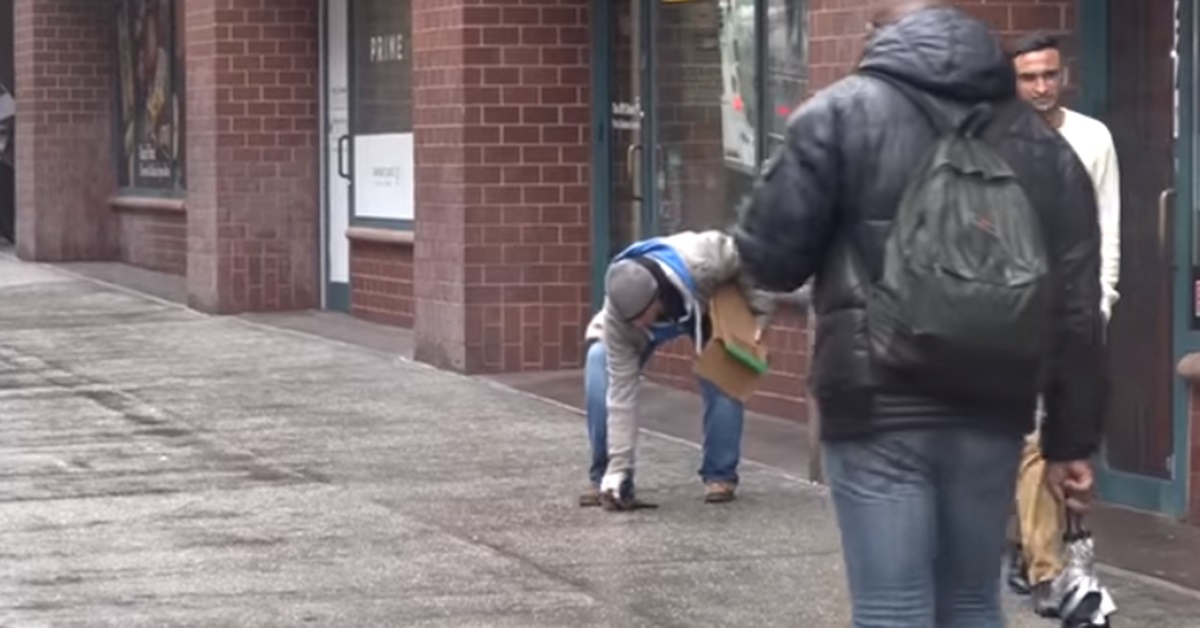 5천 달러가 든 지갑을 주워 주인에게 돌려준 노숙자. Waqas shah 유튜브.