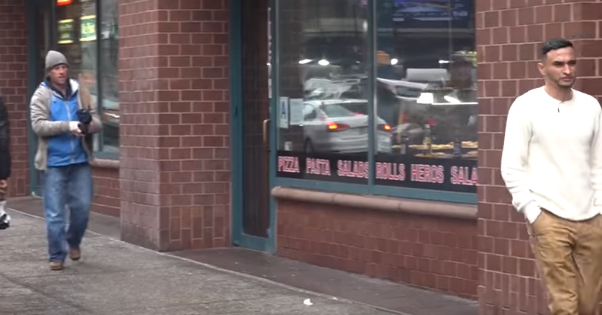 5천 달러가 든 지갑을 주워 주인에게 돌려준 노숙자. Waqas shah 유튜브.