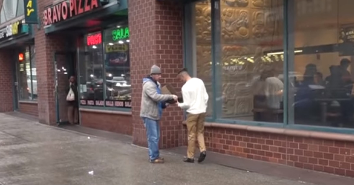 5천 달러가 든 지갑을 주워 주인에게 돌려준 노숙자. Waqas shah 유튜브.