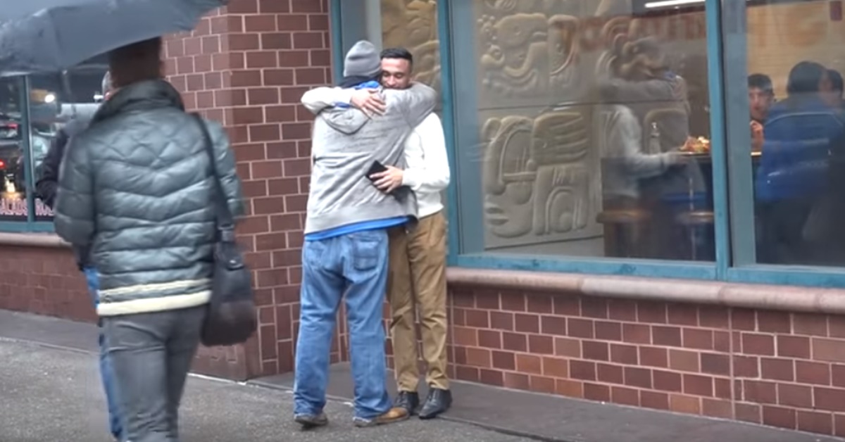 5천 달러가 든 지갑을 주워 주인에게 돌려준 노숙자. Waqas shah 유튜브.