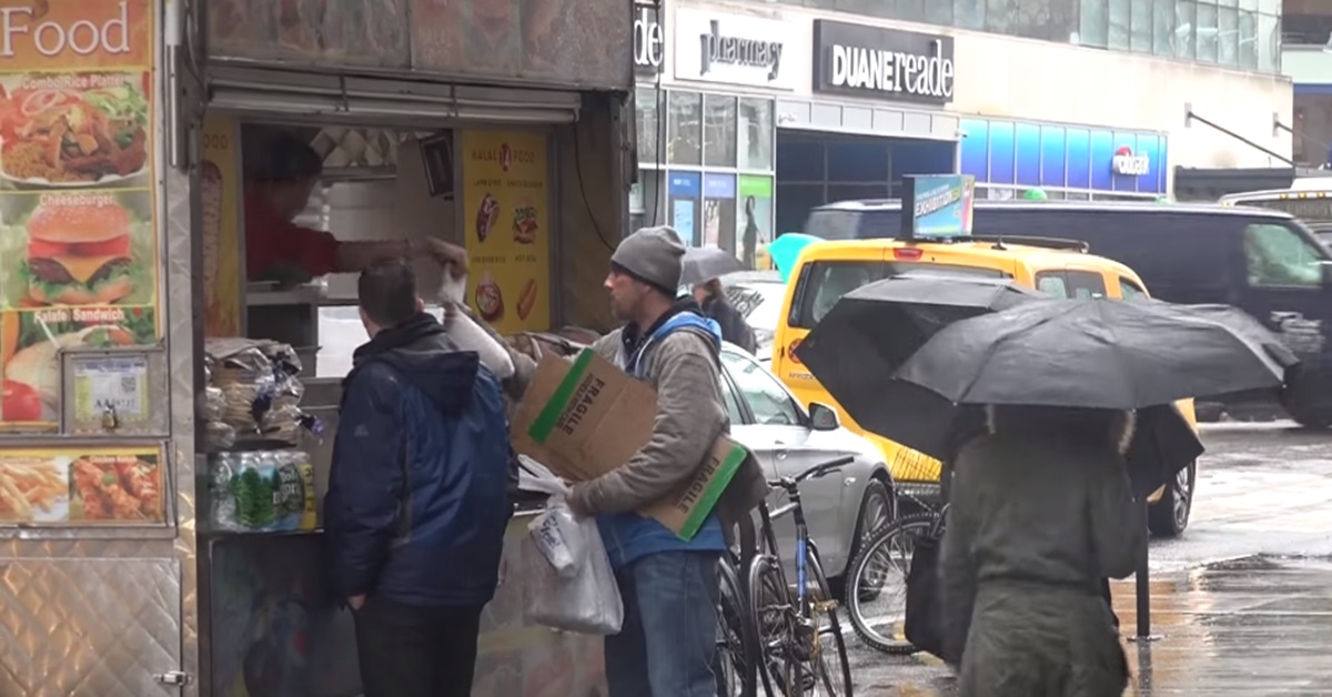 5천 달러가 든 지갑을 주워 주인에게 돌려준 노숙자. Waqas shah 유튜브.