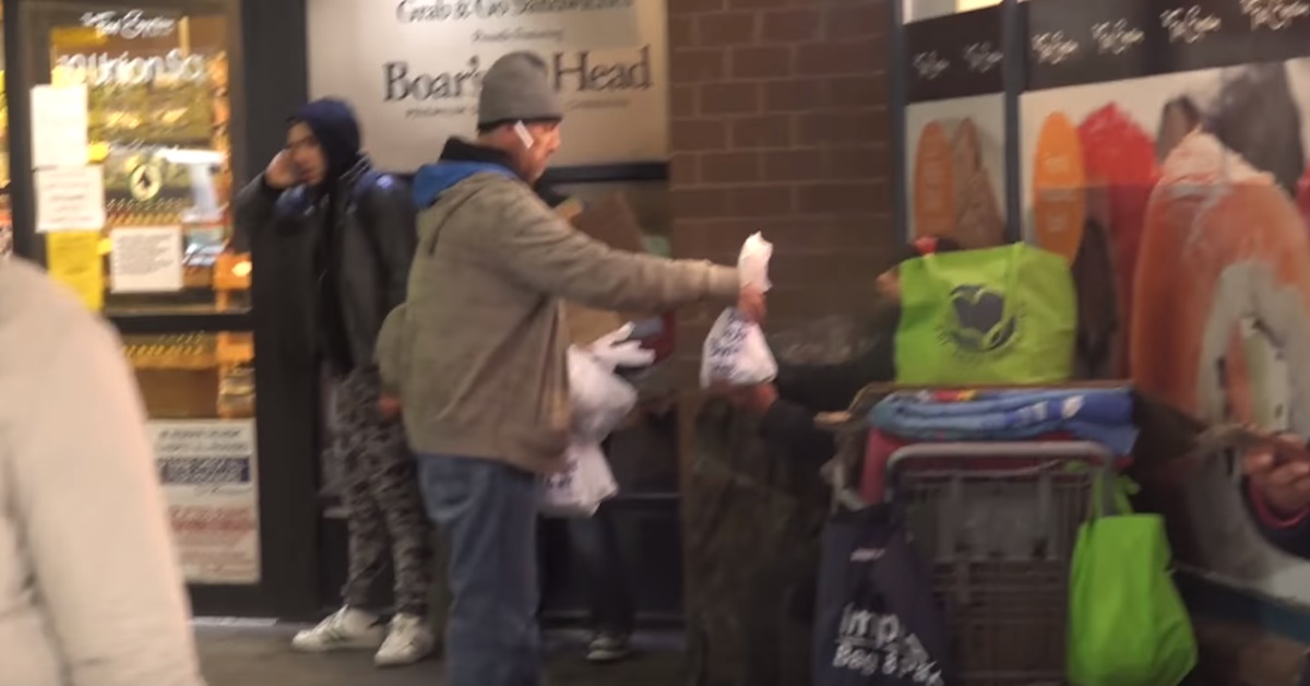 5천 달러가 든 지갑을 주워 주인에게 돌려준 노숙자. Waqas shah 유튜브.