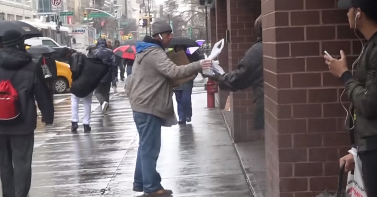 5천 달러가 든 지갑을 주워 주인에게 돌려준 노숙자. Waqas shah 유튜브.