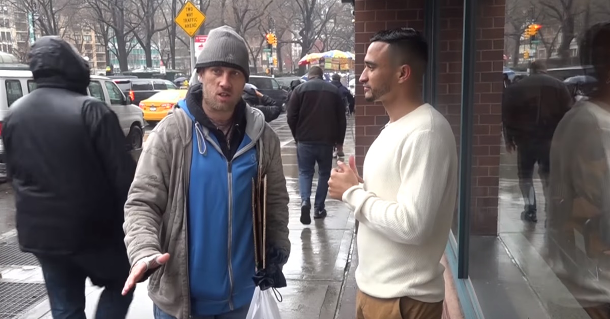 5천 달러가 든 지갑을 주워 주인에게 돌려준 노숙자. Waqas shah 유튜브.