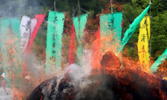 속세 번뇌 모두 태우고