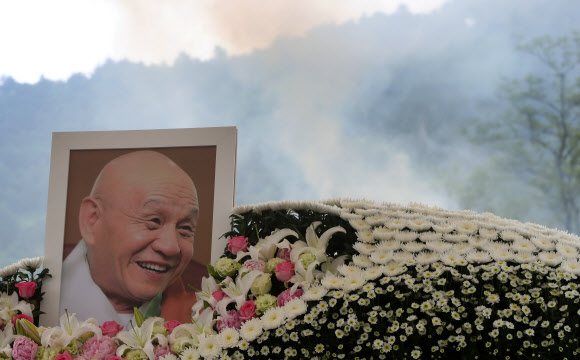 무산 스님, 연기와 함께 하늘로